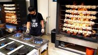 فیلم/ کباب کردن دیدنی 10هزار مرغ توسط آشپز مشهور خیابانی در کُره جنوبی 