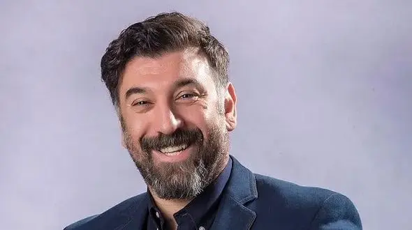 یادی کنیم از ژست به یاد ماندنی زنده‌یاد علی انصاریان با لباس نیروی انتظامی