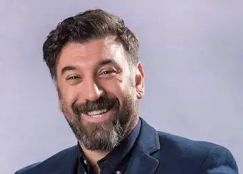 یادی کنیم از ژست به یاد ماندنی زنده‌یاد علی انصاریان با لباس نیروی انتظامی