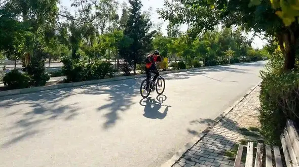 شهر علیه دوچرخه؛ وقتی رکاب‌زدن حق نیست/ حمل‌ونقل پاک روی بیلبورد در واقعیت خیابانی برای دوچرخه نیست