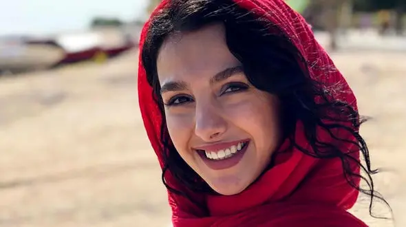 فیلم لورفته از جوانه دلشاد در پشت صحنه نمایش / لباس منشوری و حرکات عجیب خانم بازیگر