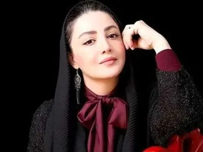 نگاهی به دکوراسیون خانه شیلا خداداد با قاب های هنری مزین شده با قاب عکس نوستالژی خانوادگی و تابلوهای هنری