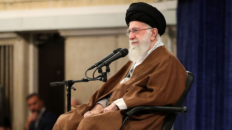 رهبر معظم انقلاب اسلامی حضرت آیت الله خامنه ای امروز( دوشنبه ) 17 اردیبهشت 1403 در دیدار مسئولان و کارگزاران حج و جمعی از زائران بیت الله الحرام