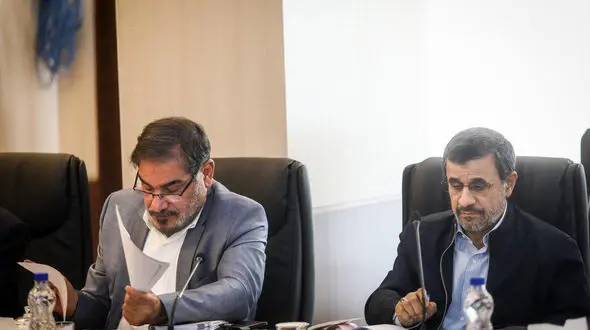 احمدی نژاد در جلسه تشخیص مصلحت نظام در کنار چه کسی نشسته بود ؟ +عکس