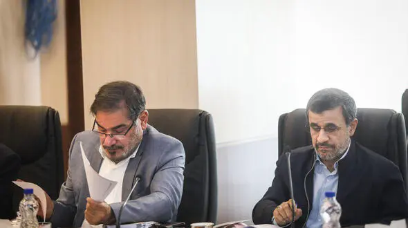 احمدی نژاد در جلسه تشخیص مصلحت نظام در کنار چه کسی نشسته بود ؟ +عکس