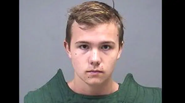 پلیس از خانه پسر نوجوان 10 هزار گلوله و25 اسلحه پیدا کرد / او ماموران را تهدید کرده بود+عکس