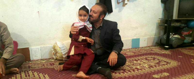 شهردار دهدشت به دیدار دختر رفتگری رفت که کمک پدرش می کرد