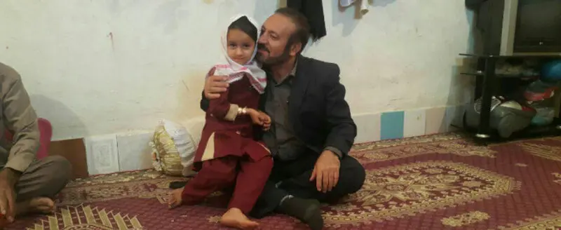 شهردار دهدشت به دیدار دختر رفتگری رفت که کمک پدرش می کرد