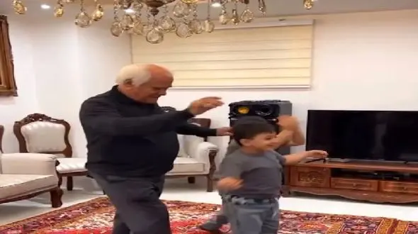 فیلم آواز بی نظیر و  شاد /  نوه های سه قلو پدر بزرگشون رو زوری آوردن وسط باهاشون برقصه!