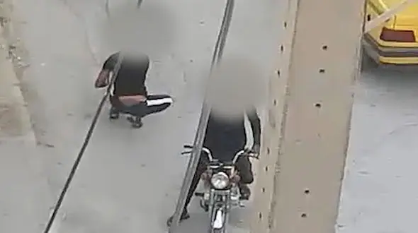 یک آبادانی این تصاویر خجالت آور را به شکل پنهانی ضبط کرد + فیلم و عکس