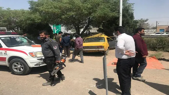 تصادف شدید تاکسی پیکان با تیر برق / یک نفر در دم جان باخت + عکس