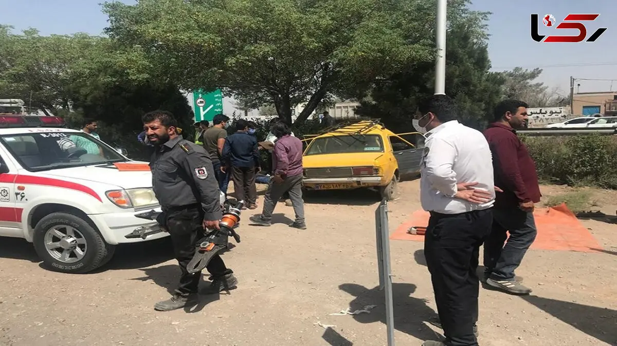 تصادف شدید تاکسی پیکان با تیر برق / یک نفر در دم جان باخت + عکس