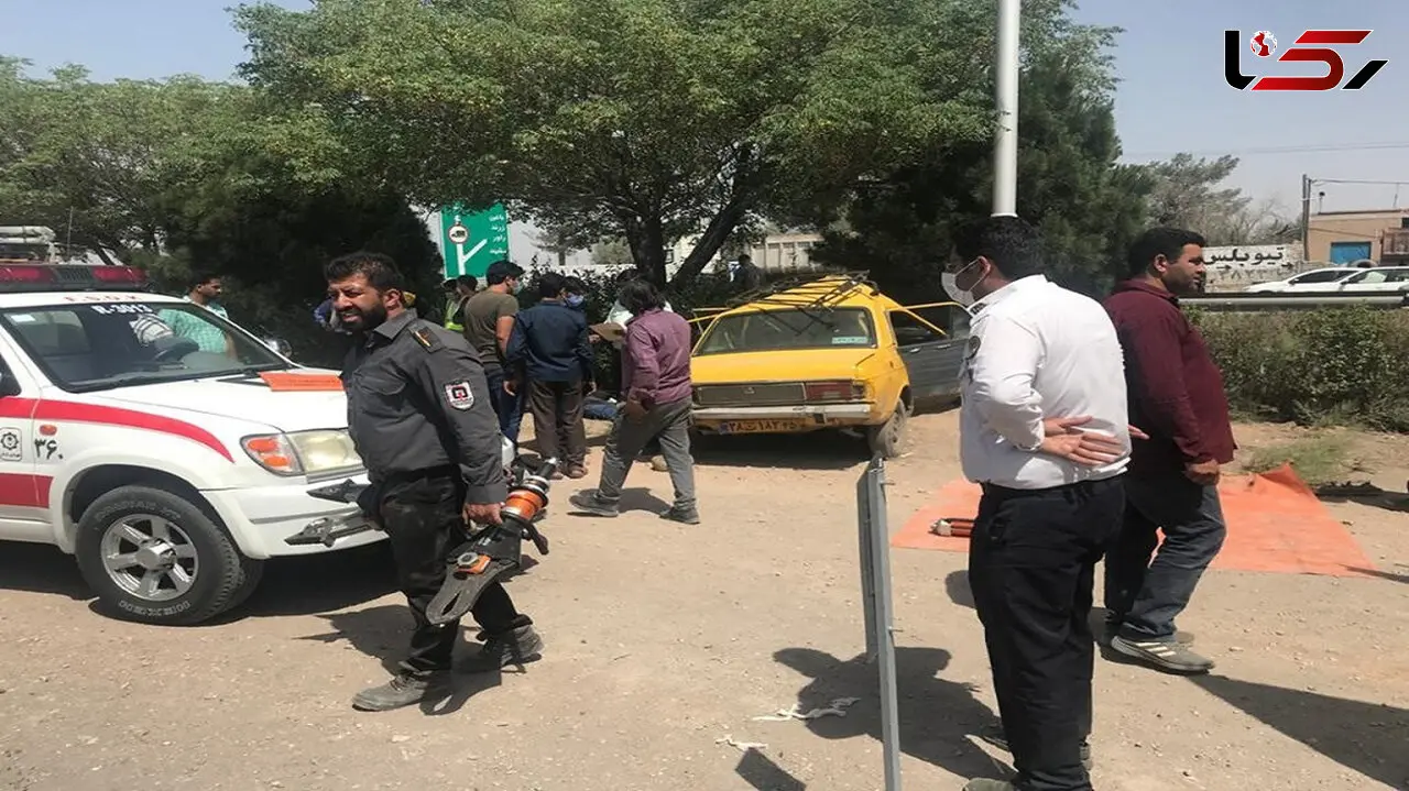 تصادف شدید تاکسی پیکان با تیر برق / یک نفر در دم جان باخت + عکس