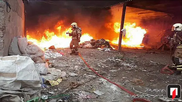 آتش سوزی انبار گونی در شهر ری + عکس