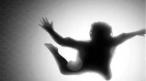 اقدام به خودکشی روی پل عابرپیاده / جلوی چشمان پلیس چابهار چه گذشت؟