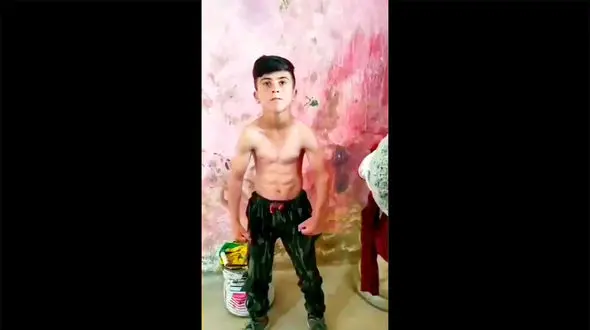 به احترام این پسربچه ایرانی باید ایستاد ! + فیلمی که نمی دانید بخندید یا گریه کنید !   