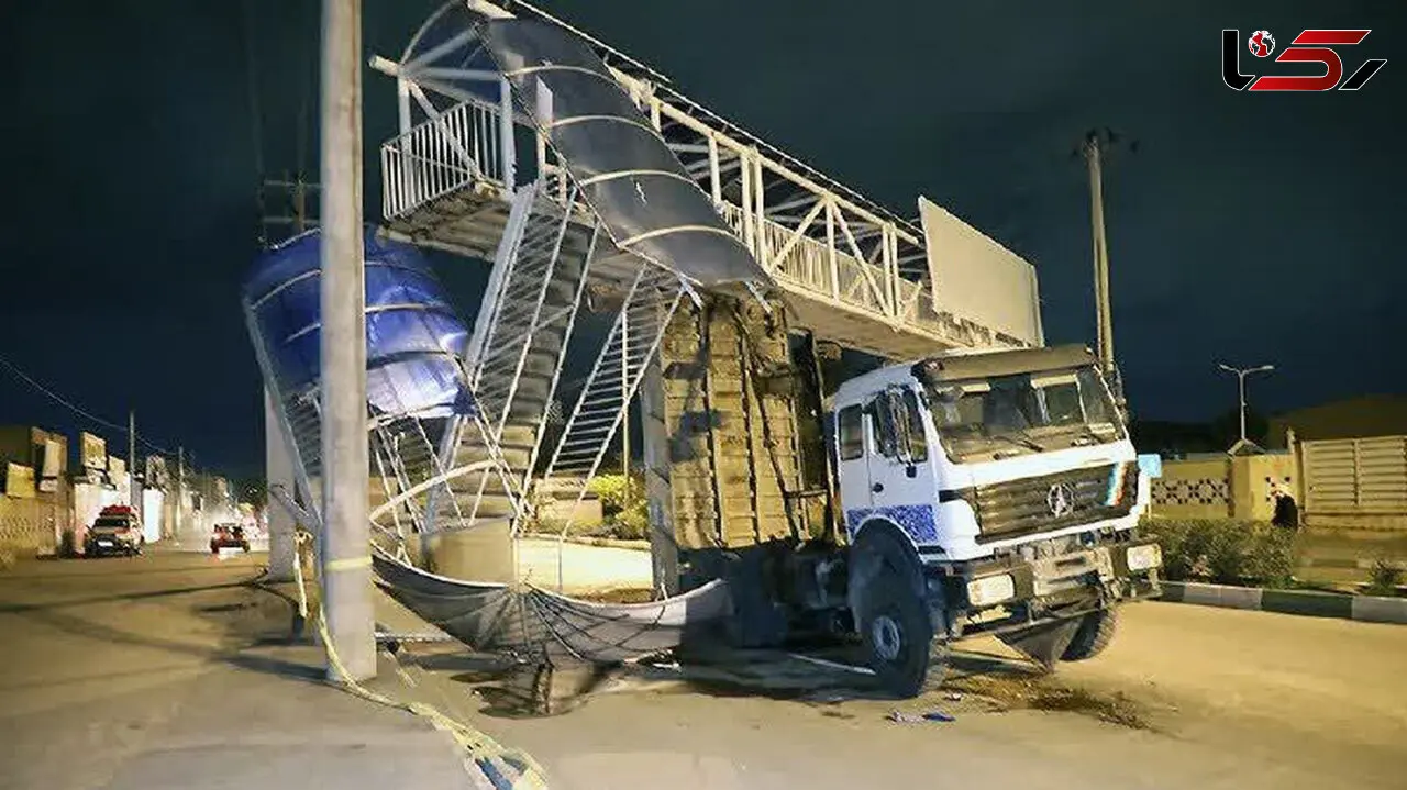 صحنه وحشتناک از برخورد کامیون 10 چرخ جک دارد با پل عابرپیاده در مشهد + عکس