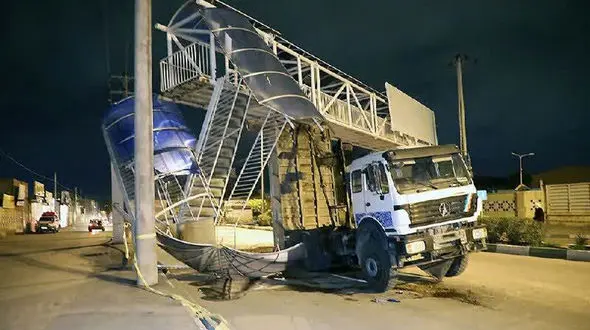 صحنه وحشتناک از برخورد کامیون 10 چرخ جک دارد با پل عابرپیاده در مشهد + عکس