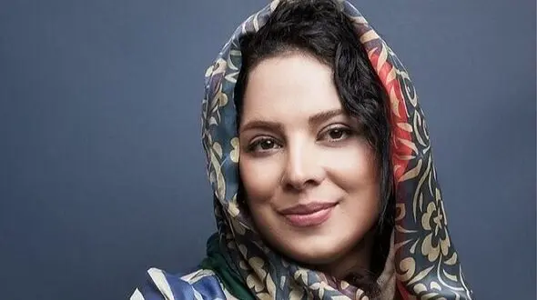 فیلم / سوپرایز جالب روشنک عجمیان برای مهران مدیری/ عاشق میمیک قیافش شدم وقتی دید براش دمپختک آوردن