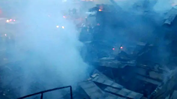 خاکستر شدن مغازه ها در آتش سوزی بامدادی + عکس
