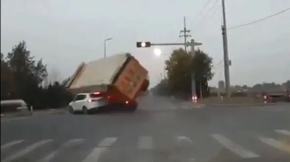ببینید/ لحظه هولناک چپ کردن یک کامیون و له شدن یک خودروی شاسی بلند! + فیلم