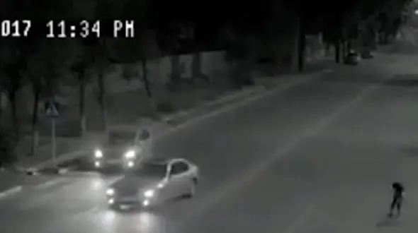 صحنه‌ عجیب نجات یک زن در خیابان که نیمه‌شب در دوربین‌های مداربسته ثبت شد +فیلم