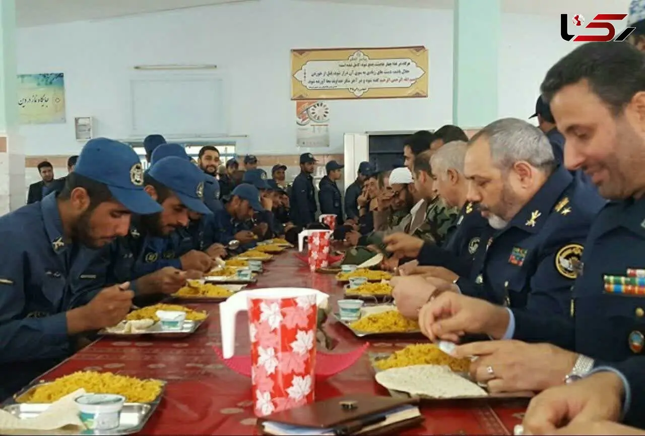 
غذا خوردن فرمانده نیروی هوایی با سربازان در سالن غذاخوری +عکس
