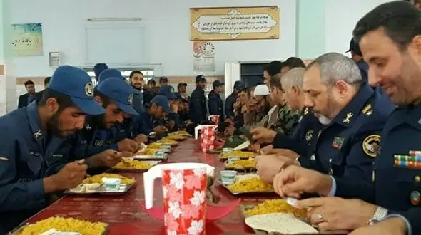 
غذا خوردن فرمانده نیروی هوایی با سربازان در سالن غذاخوری +عکس
