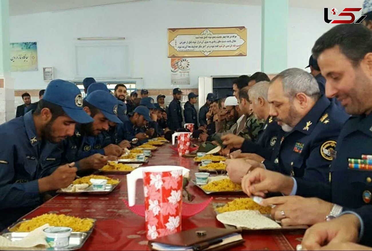 
غذا خوردن فرمانده نیروی هوایی با سربازان در سالن غذاخوری +عکس
