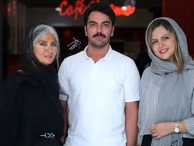 فیلم / رونمایی از تیپ و استایل جذاب خانم بازیگران در اکران فیلم «زعفرانیه»/ از خیره کنندگی رویا جاویدنیا تا  خاص پوشی هلیا امامی از زیبایی لیندا کیانی تا ست پوشی سمیرا حسینی و ...