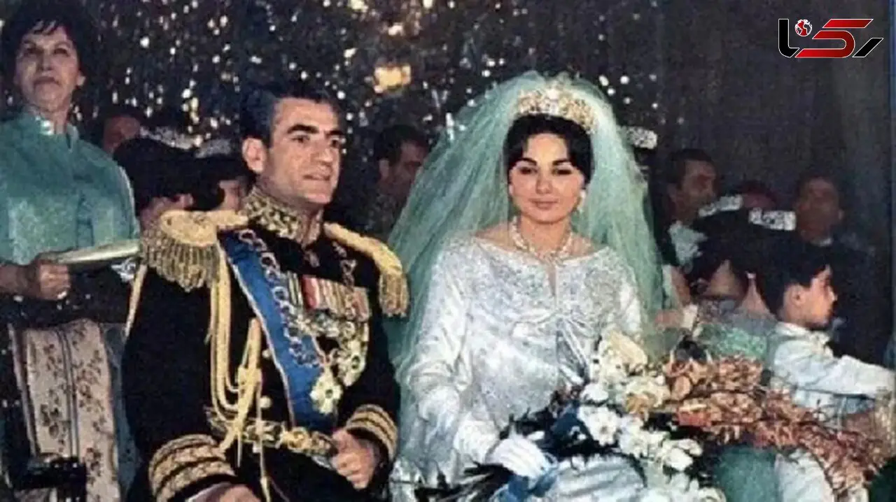 عکس سفر در زمان /  شاه پهلوی  با لباس نظامی و گل به استقبال فرح دیبا رفت / سال 1351 فرودگاه مهرآباد