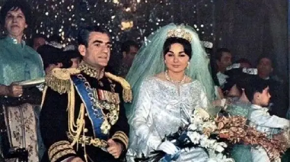 عکس سفر در زمان /  شاه پهلوی  با لباس نظامی و گل به استقبال فرح دیبا رفت / سال 1351 فرودگاه مهرآباد