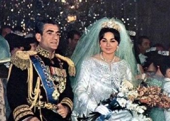 عکس سفر در زمان /  شاه پهلوی  با لباس نظامی و گل به استقبال فرح دیبا رفت / سال 1351 فرودگاه مهرآباد