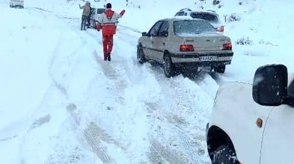 نجات ۲۲ خودرو گرفتار در برف و بوران کاشان؛ انسداد محور کامو