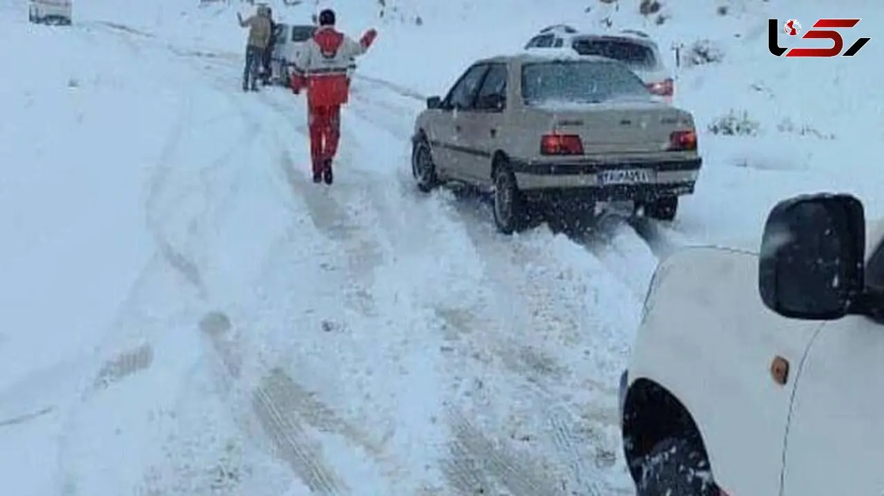 نجات ۲۲ خودرو گرفتار در برف و بوران کاشان؛ انسداد محور کامو