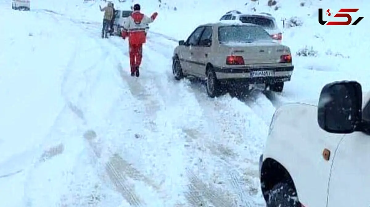 نجات ۲۲ خودرو گرفتار در برف و بوران کاشان؛ انسداد محور کامو