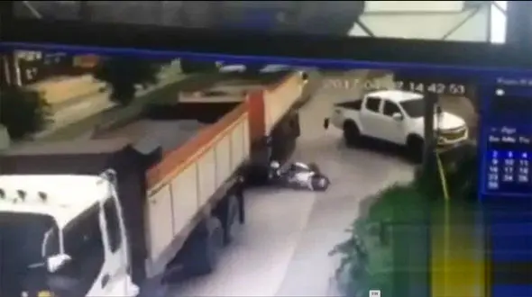 ببینید/ مرگ دلخراش موتورسوار بر اثر حرکت خطرناک راننده خودروی شاسی بلند