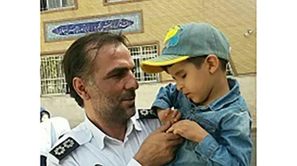 اقدام جالب ماموران منطقه 10 راهور تهران/ هدیه های پلیس به کودکان نابینا + عکس