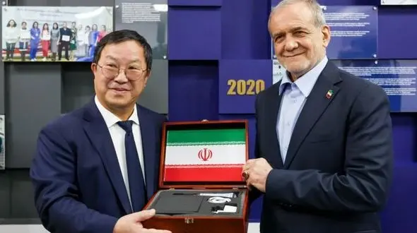 پزشکیان با لباس پزشکی خاص دکترای افتخاری دانشگاه نظربایف را دریافت کرد + عکس و فیلم