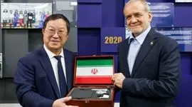 پزشکیان با لباس پزشکی خاص دکترای افتخاری دانشگاه نظربایف را دریافت کرد + عکس و فیلم