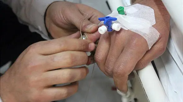 ابتکار آتش نشانان برای رهاسازی انگشتر تنگ از دست بیمار بیهوش+عکس