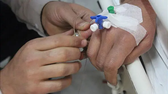 ابتکار آتش نشانان برای رهاسازی انگشتر تنگ از دست بیمار بیهوش+عکس