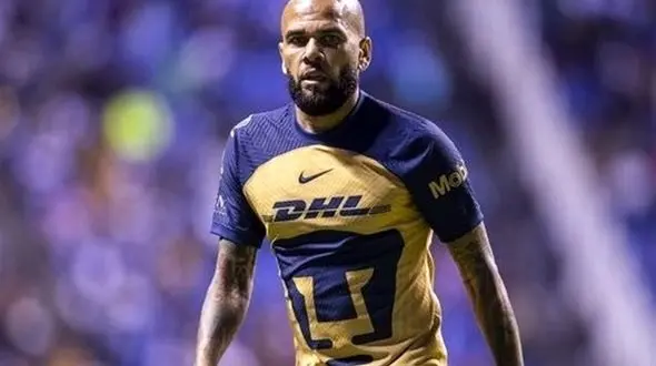 دنی آلوز در زندان لیگ فوتبال به راه انداخت!