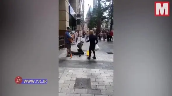 صحنه هولناک که زن وحشی با کتک زدن نوازنده خیابانی رقم زد+ فیلم