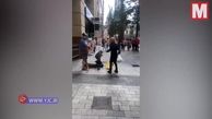 صحنه هولناک که زن وحشی با کتک زدن نوازنده خیابانی رقم زد+ فیلم