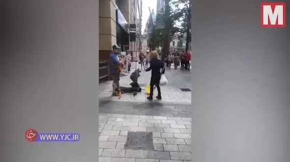 صحنه هولناک که زن وحشی با کتک زدن نوازنده خیابانی رقم زد+ فیلم