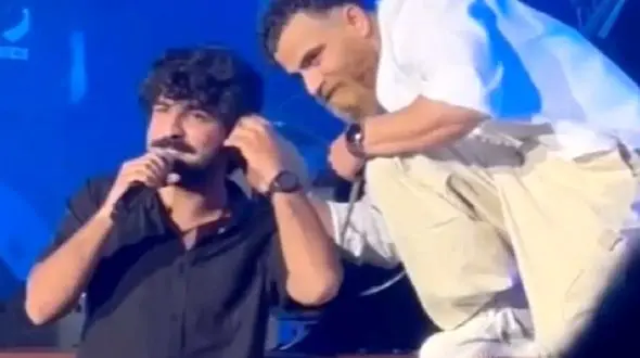 فیلم آواز باشکوه  عرفان طهماسبی در کنسرت معین زد ! /  معین تا عرفان رو دید میکروفن بهش داد و سالن ترکید