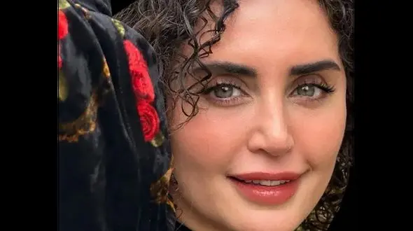 قاب امروز؛ نگاهی به شب یلدای مجلل گلوریا هاردی، کمند امیرسلیمانی، الناز شاکردوست، سیما تیرانداز و المیرا شریفی مقدم مزین به دیوان حافظ، انار و هندوانه +عکس