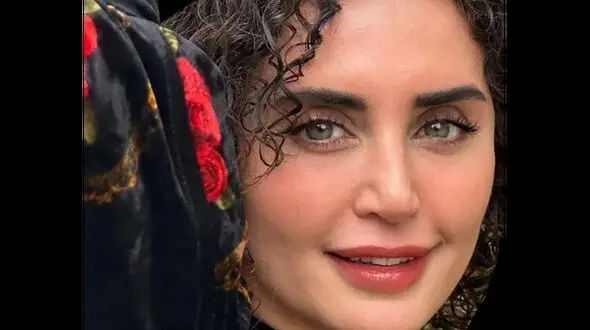 قاب امروز؛ نگاهی به شب یلدای مجلل گلوریا هاردی، کمند امیرسلیمانی، الناز شاکردوست، سیما تیرانداز و المیرا شریفی مقدم مزین به دیوان حافظ، انار و هندوانه +عکس