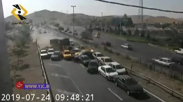 فیلم فاجعه جاده ای تبریز / کامیون ده ها خودرو را زیر گرفت
